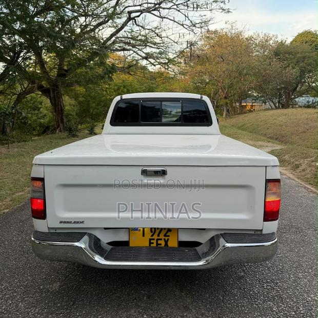 Toyota Hilux 2001 White
