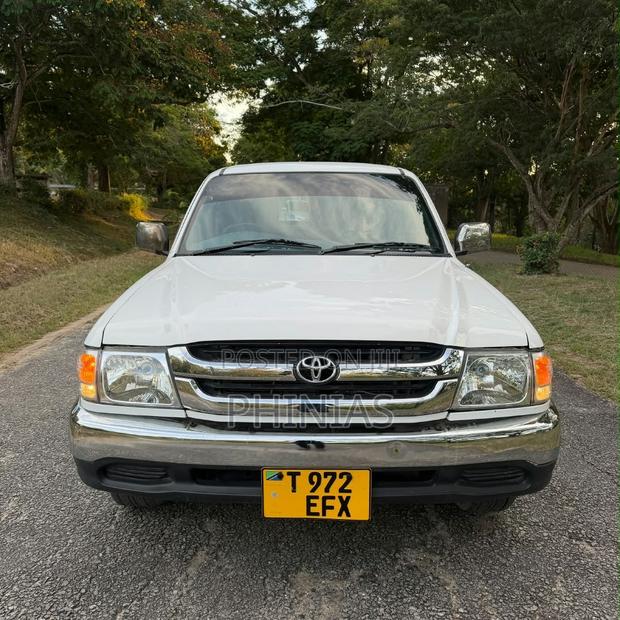 Toyota Hilux 2001 White