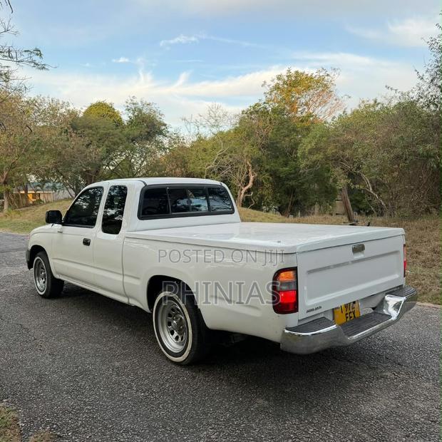 Toyota Hilux 2001 White