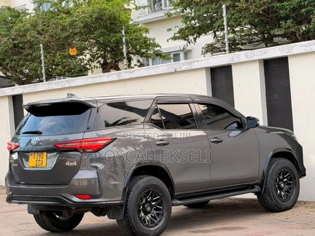 Toyota Fortuner 2023 Gray