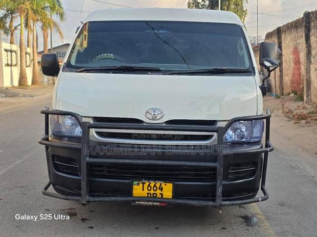 Toyota Grand HiAce 2002 White