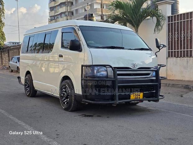 Toyota Grand HiAce 2002 White