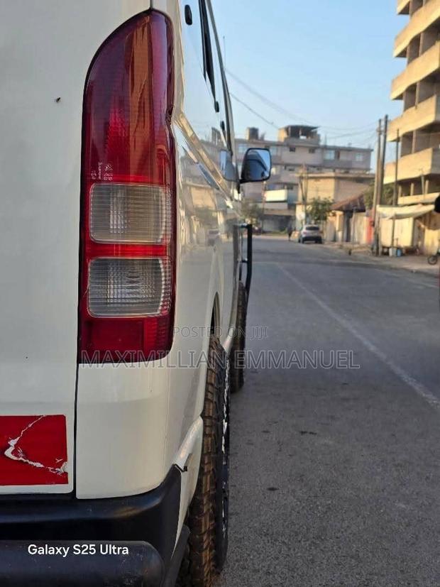 Toyota Grand HiAce 2002 White