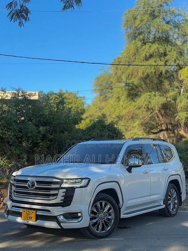 Toyota Land Cruiser LC300 2024 White