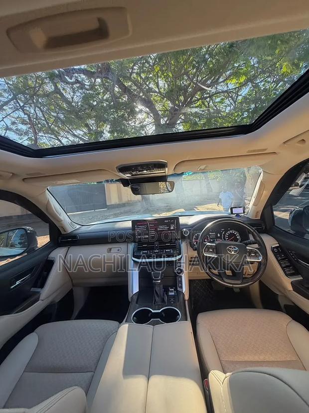 Toyota Land Cruiser LC300 2024 White