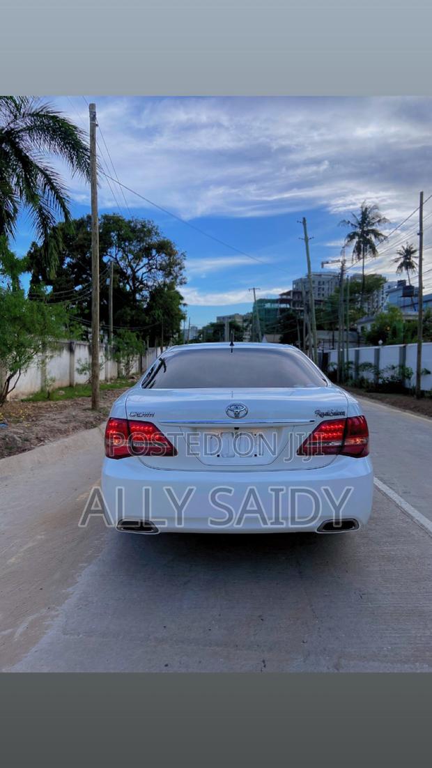 Toyota Crown 2009 White