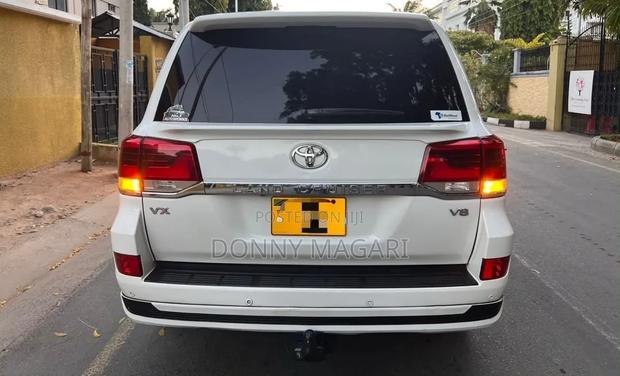 Toyota Land Cruiser 2017 White