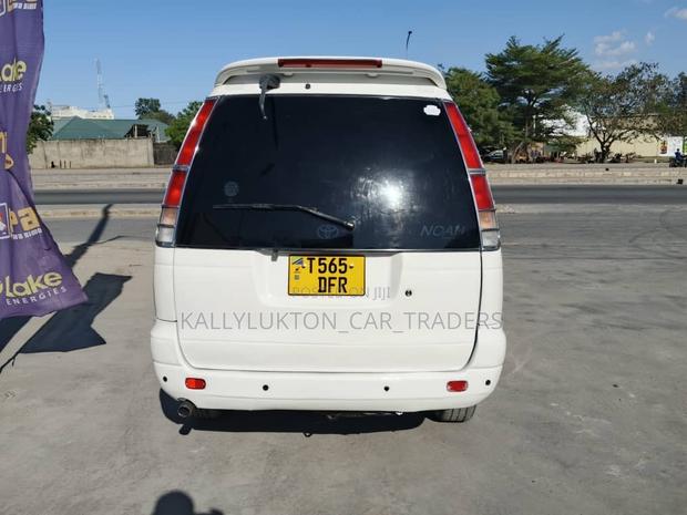 Toyota LiteAce Noah 1998 White