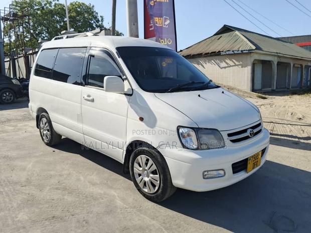 Toyota LiteAce Noah 1998 White