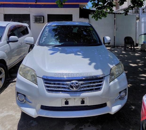 Toyota Vanguard 2012 White