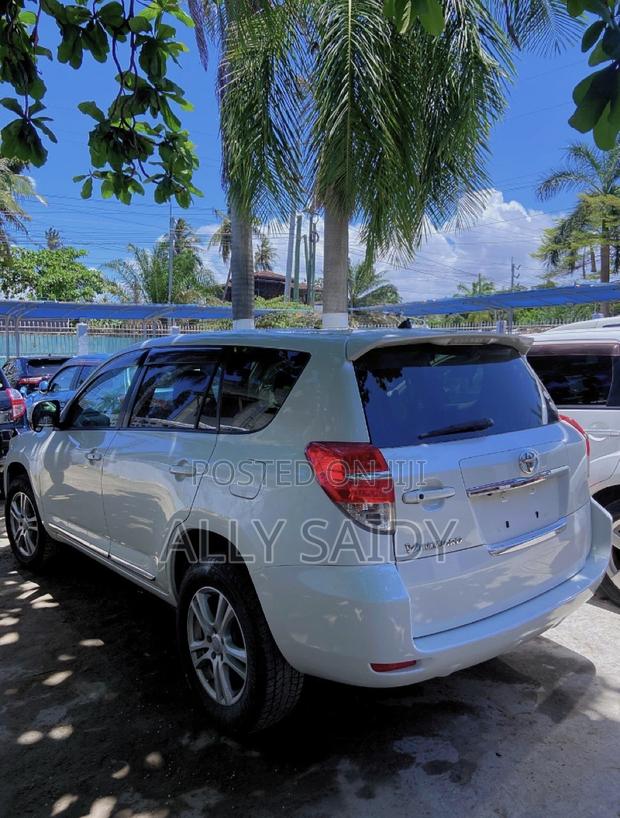 Toyota Vanguard 2012 White