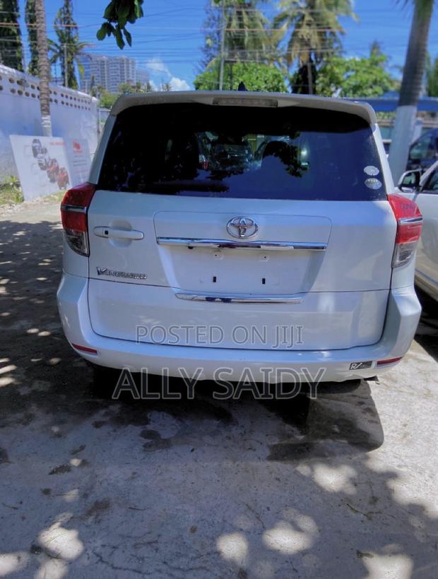 Toyota Vanguard 2012 White