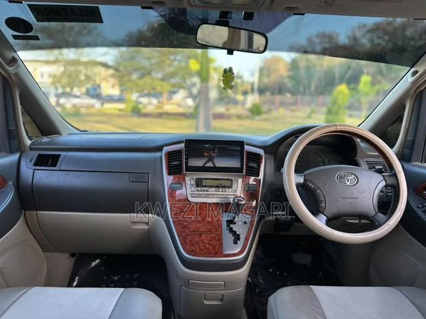 Toyota Alphard 2.4 Petrol AWD 2005 White
