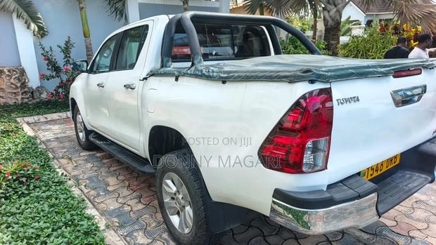 Toyota Hilux 2018 White