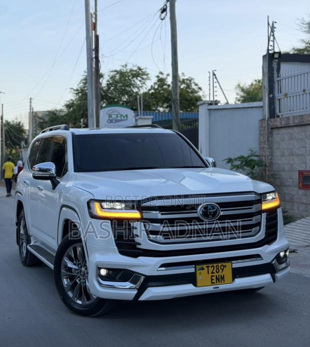 Toyota Land Cruiser LC300 2024 Pearl