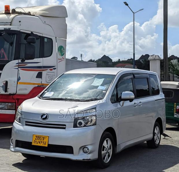 Toyota Voxy 2008 Silver