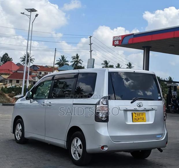 Toyota Voxy 2008 Silver
