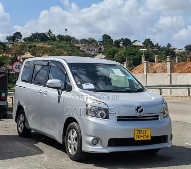 Toyota Voxy 2008 Silver