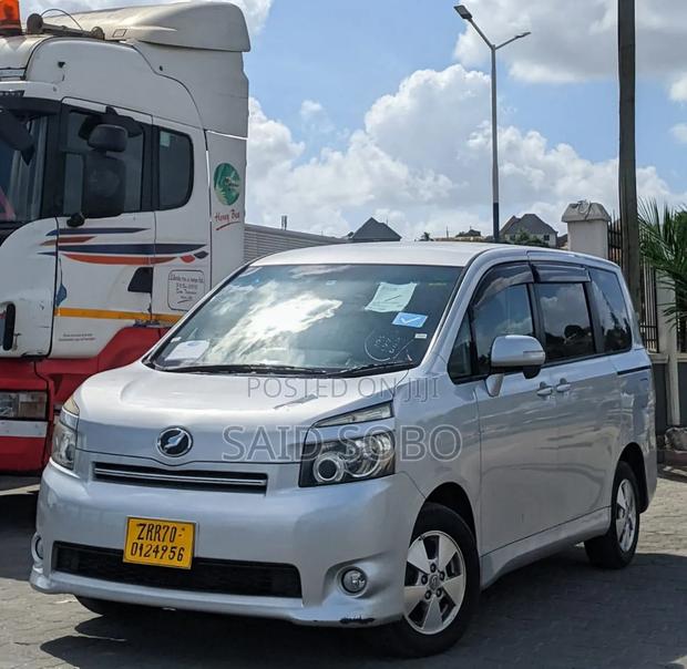 Toyota Voxy 2008 Silver