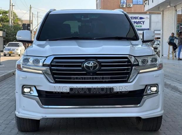 Toyota Land Cruiser 2017 White