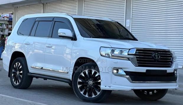 Toyota Land Cruiser 2017 White