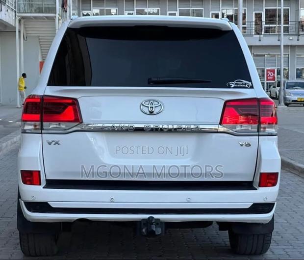 Toyota Land Cruiser 2017 White