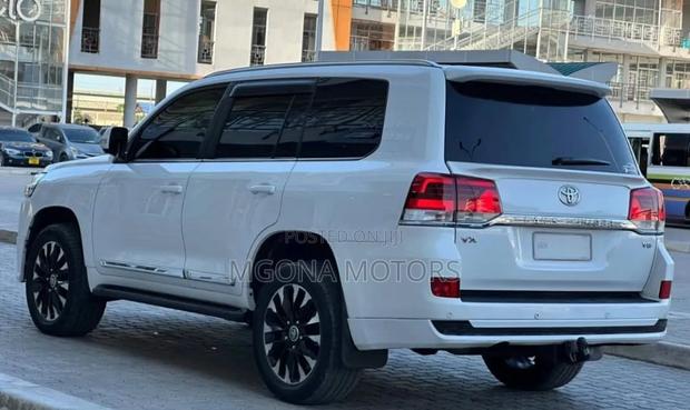 Toyota Land Cruiser 2017 White