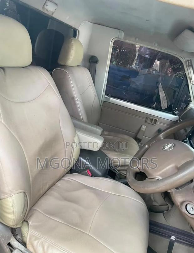 Toyota Land Cruiser 2001 White