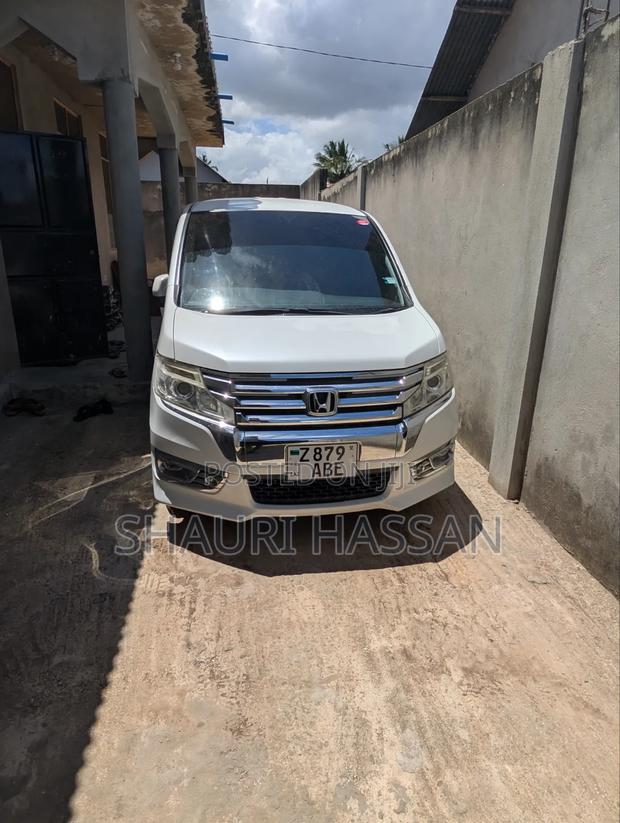 Honda Stepwgn 2012 Pearl