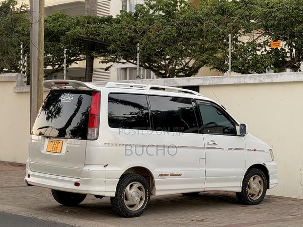 Toyota Noah 2003 White