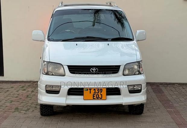 Toyota Noah 2003 White