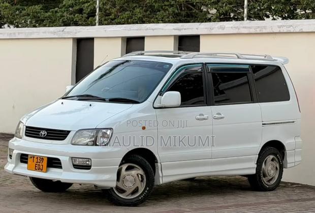 Toyota Noah 2004 White