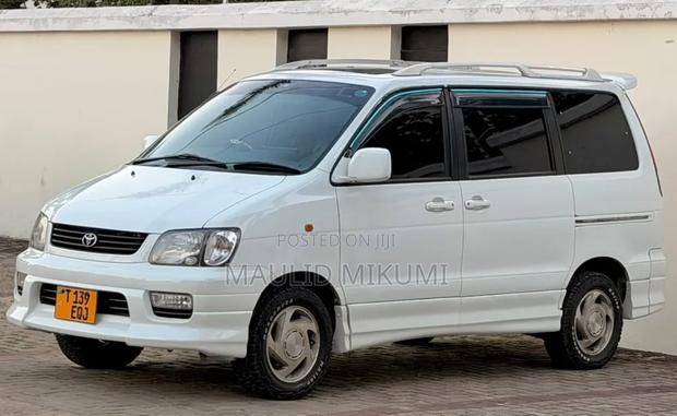 Toyota Noah 2004 White