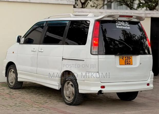 Toyota Noah 2004 White
