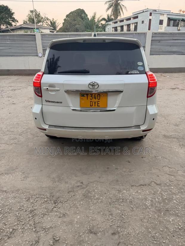 Toyota Vanguard 2008 White
