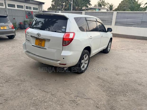 Toyota Vanguard 2008 White
