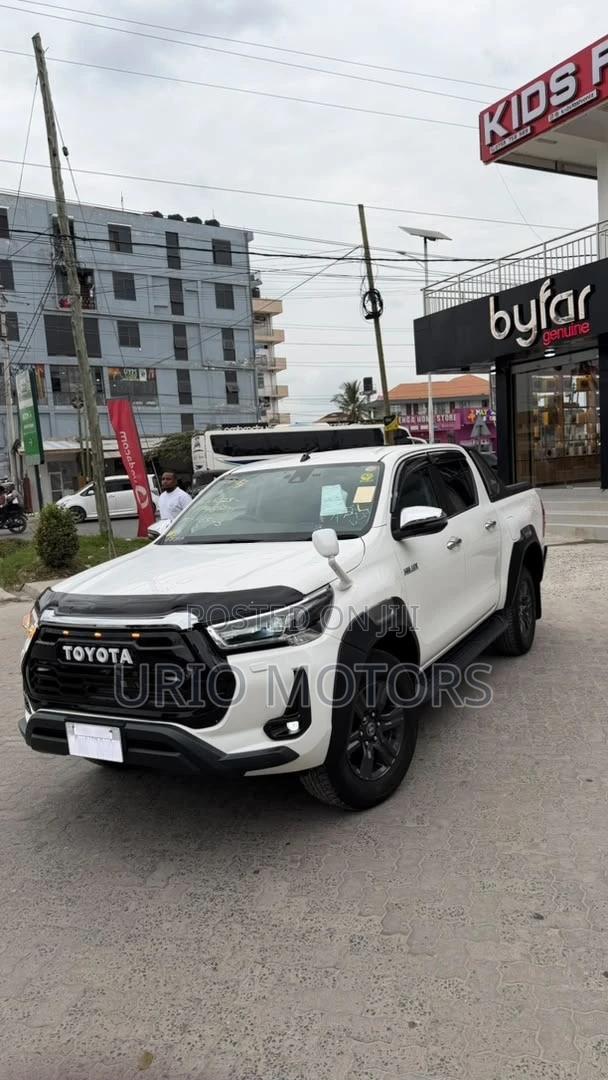 Toyota Hilux 2023 White