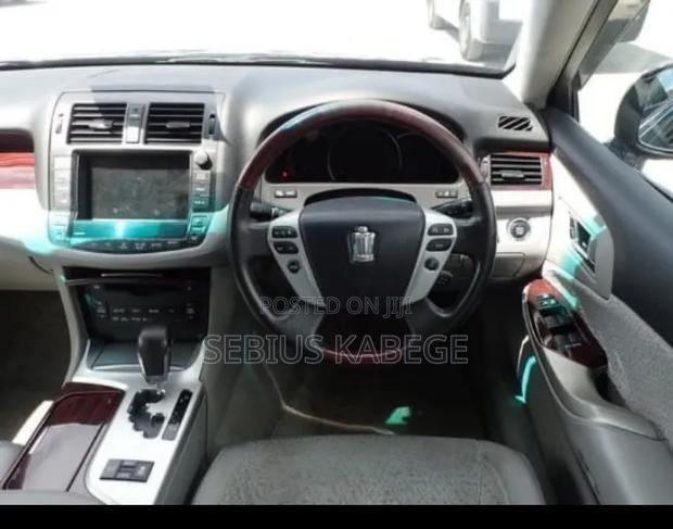 Toyota Crown 2010 Black