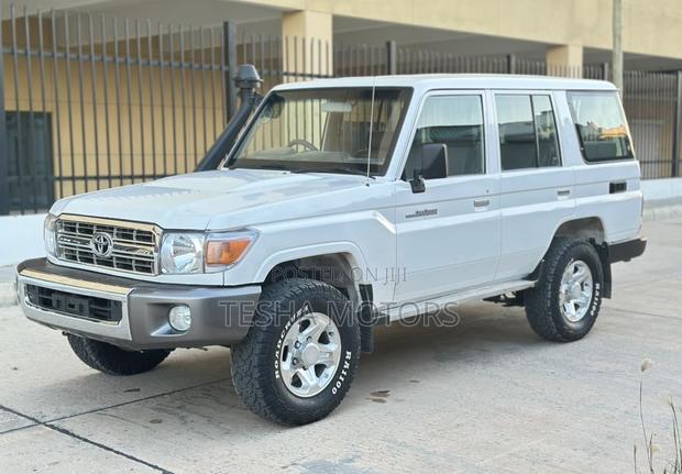 Toyota Land Cruiser Prado 2011 White