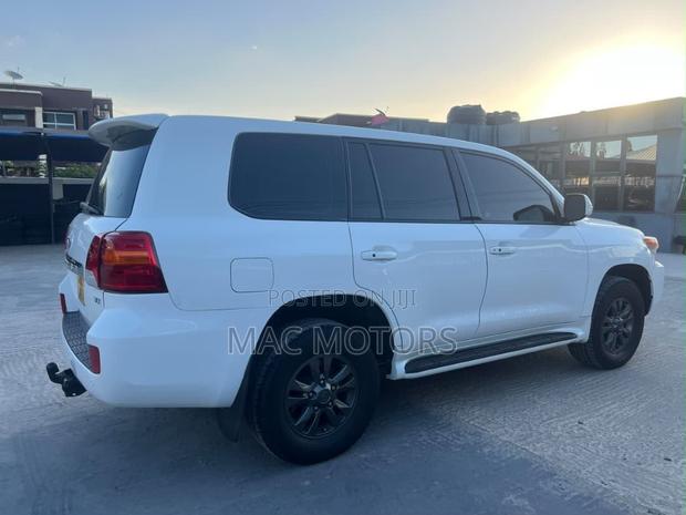 Toyota Land Cruiser 2010 White