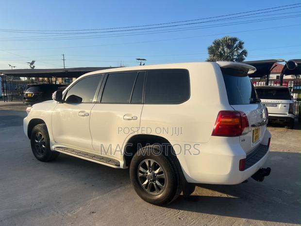 Toyota Land Cruiser 2010 White
