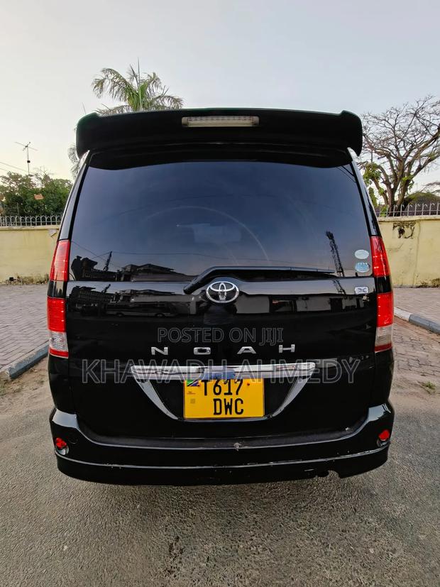 Toyota Noah 2004 Black
