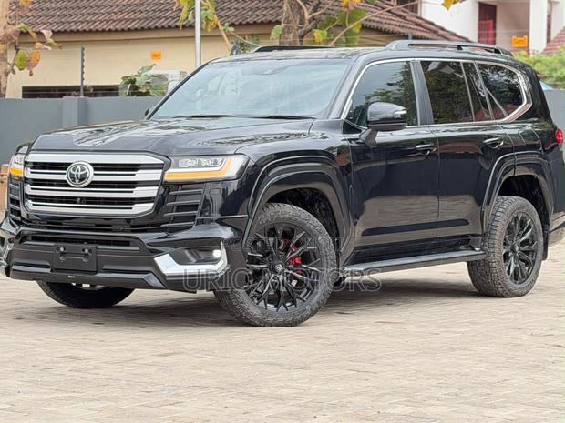 Toyota Land Cruiser LC300 2024 Black