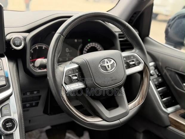 Toyota Land Cruiser LC300 2024 Black