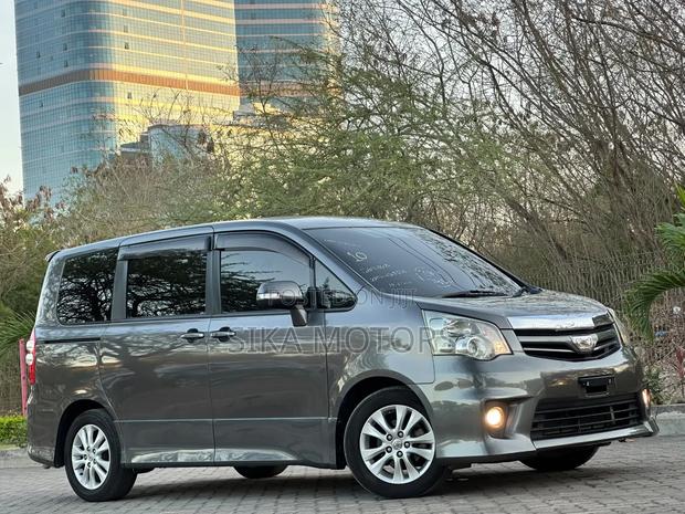 Toyota Noah 2011 Gray