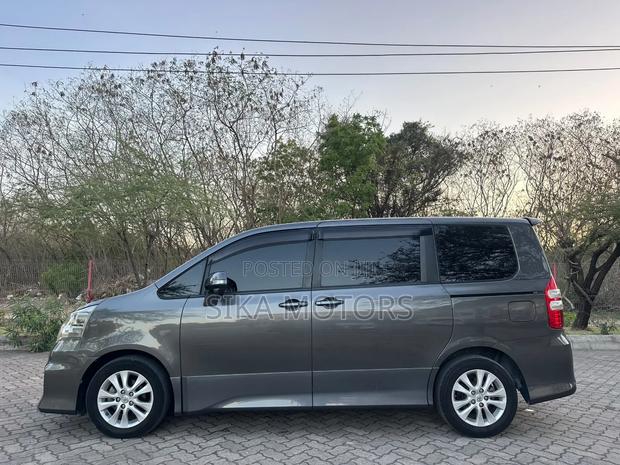 Toyota Noah 2011 Gray