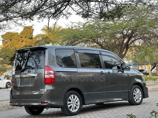 Toyota Noah 2011 Gray
