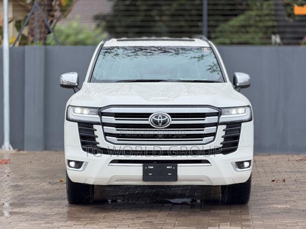 Toyota Land Cruiser LC300 2024 White