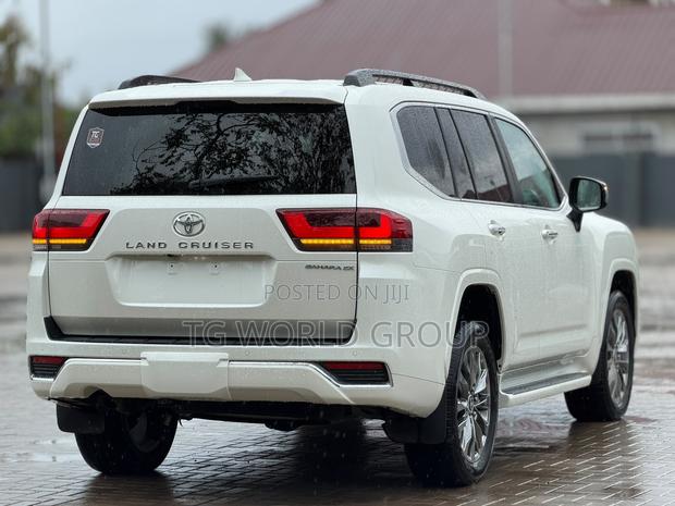 Toyota Land Cruiser LC300 2024 White