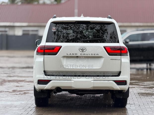 Toyota Land Cruiser LC300 2024 White